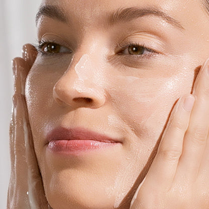 Model washing face with the Deep Cleanse